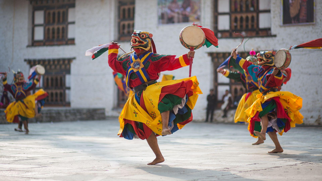 Traditioneller Tanz, Bhutan Reisen